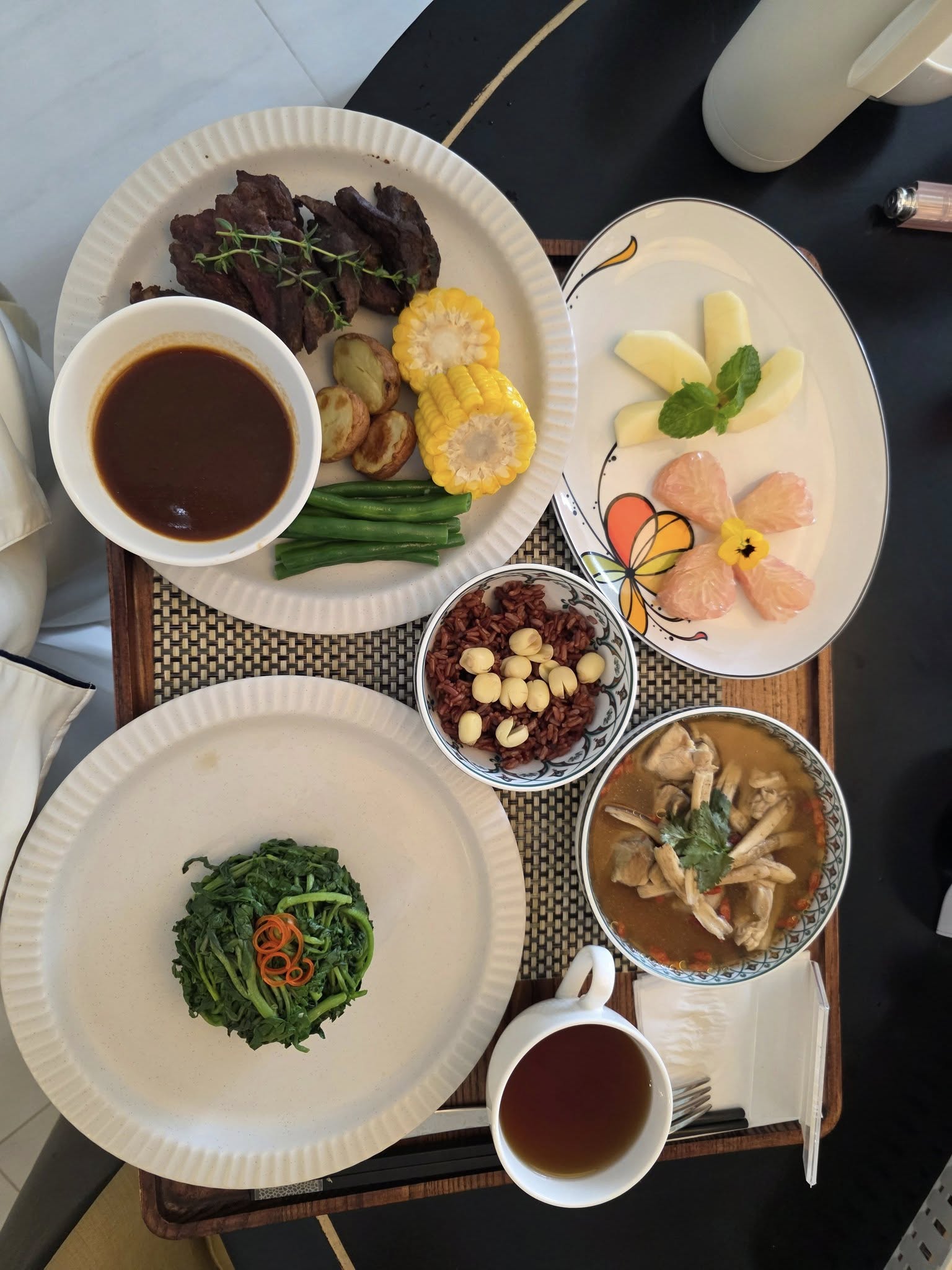 Bữa cơm đậm mùi tiền của H'Hen Niê- Ảnh 2.