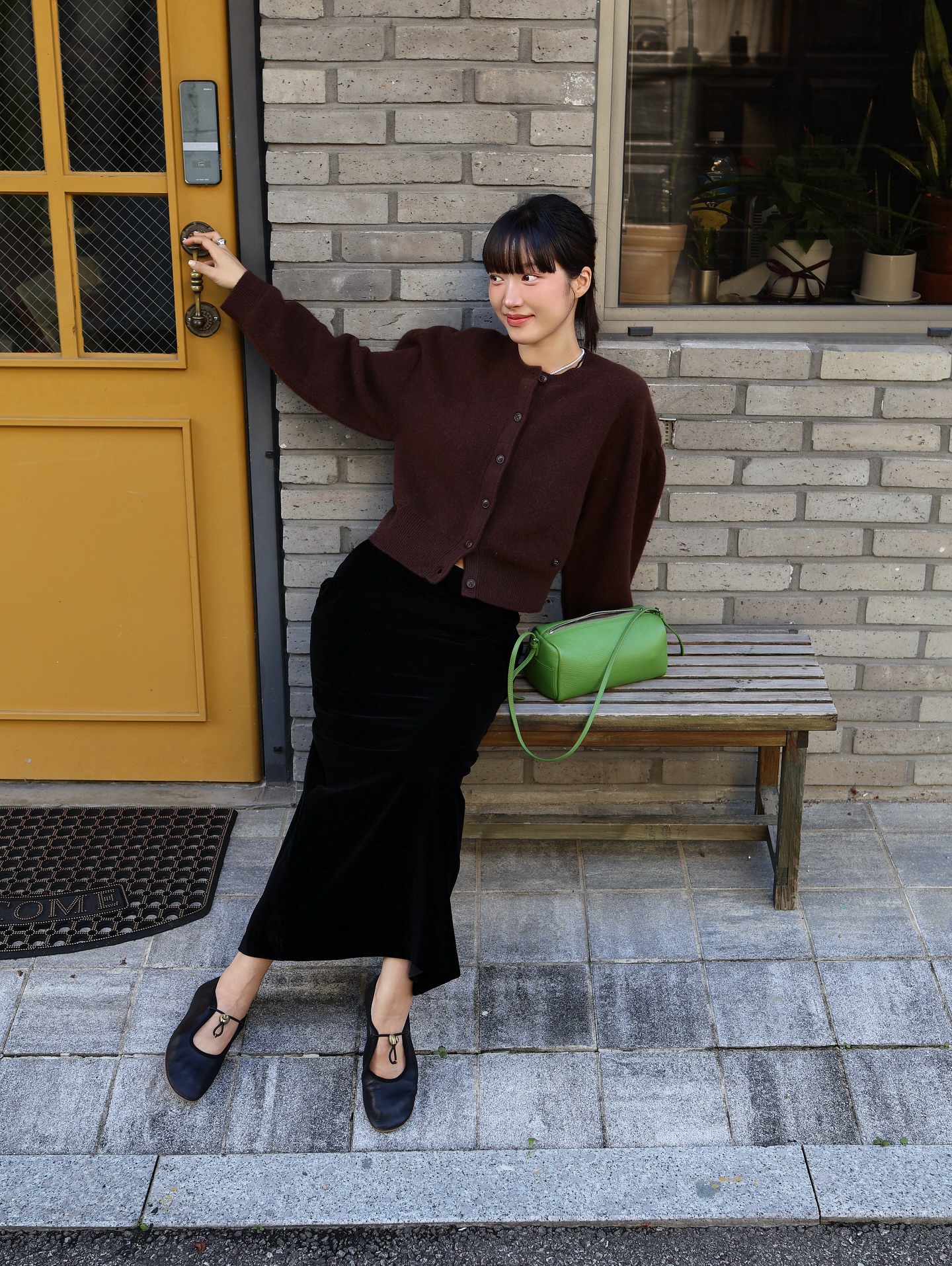 Nếu chỉ được sắm 1 kiểu chân váy, chị em hãy chọn chân váy suông vì mặc thế nào cũng sang và tôn dáng- Ảnh 8. Nếu chỉ được sắm 1 kiểu chân váy, chị em hãy chọn chân váy suông vì mặc thế nào cũng sang và tôn dáng- Ảnh 8.