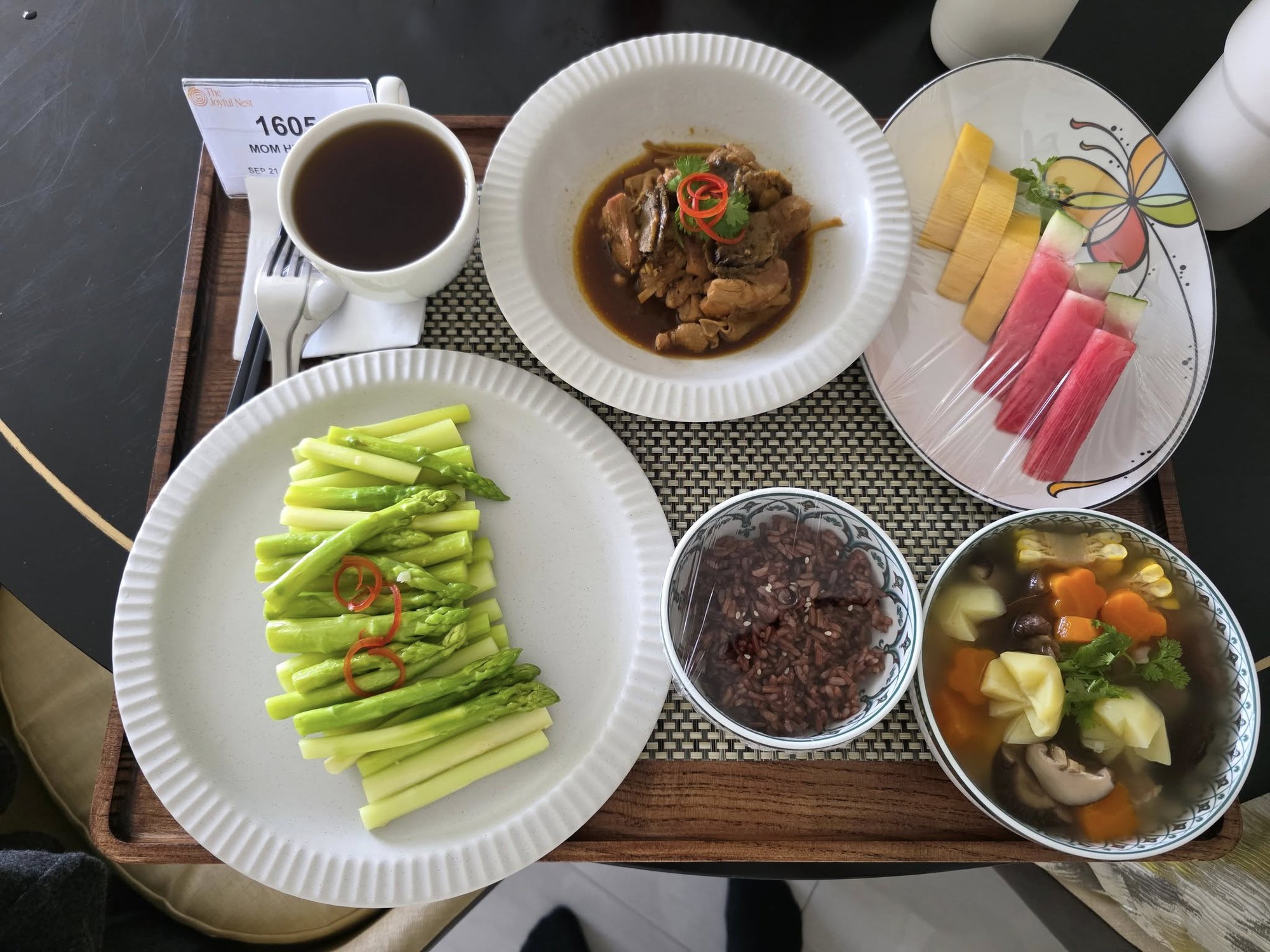 Bữa cơm đậm mùi tiền của H'Hen Niê- Ảnh 3.