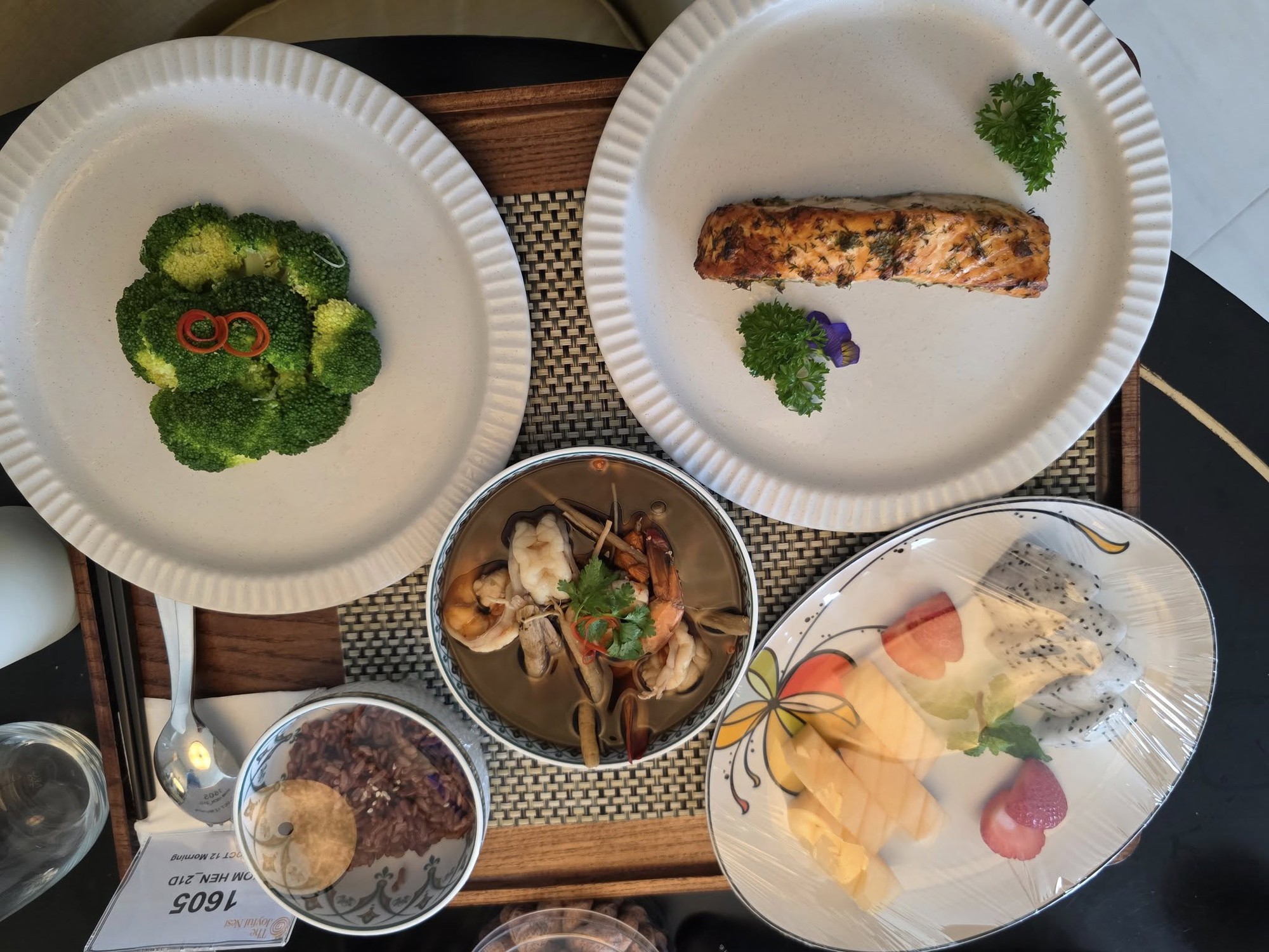 Bữa cơm đậm mùi tiền của H'Hen Niê- Ảnh 4.