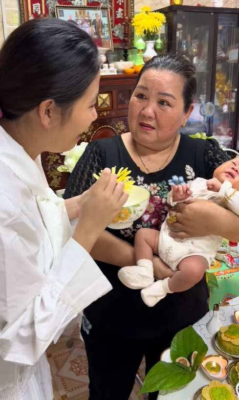 10 triệu người xem cảnh con dâu lột vàng mẹ chồng trong ngày đầy tháng- Ảnh 2.