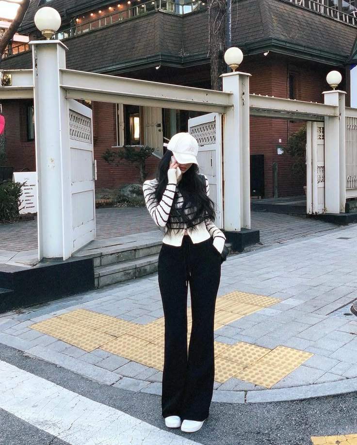 3 dáng quần vải khiến phụ nữ U40 trông cao và sang hơn- Ảnh 6.