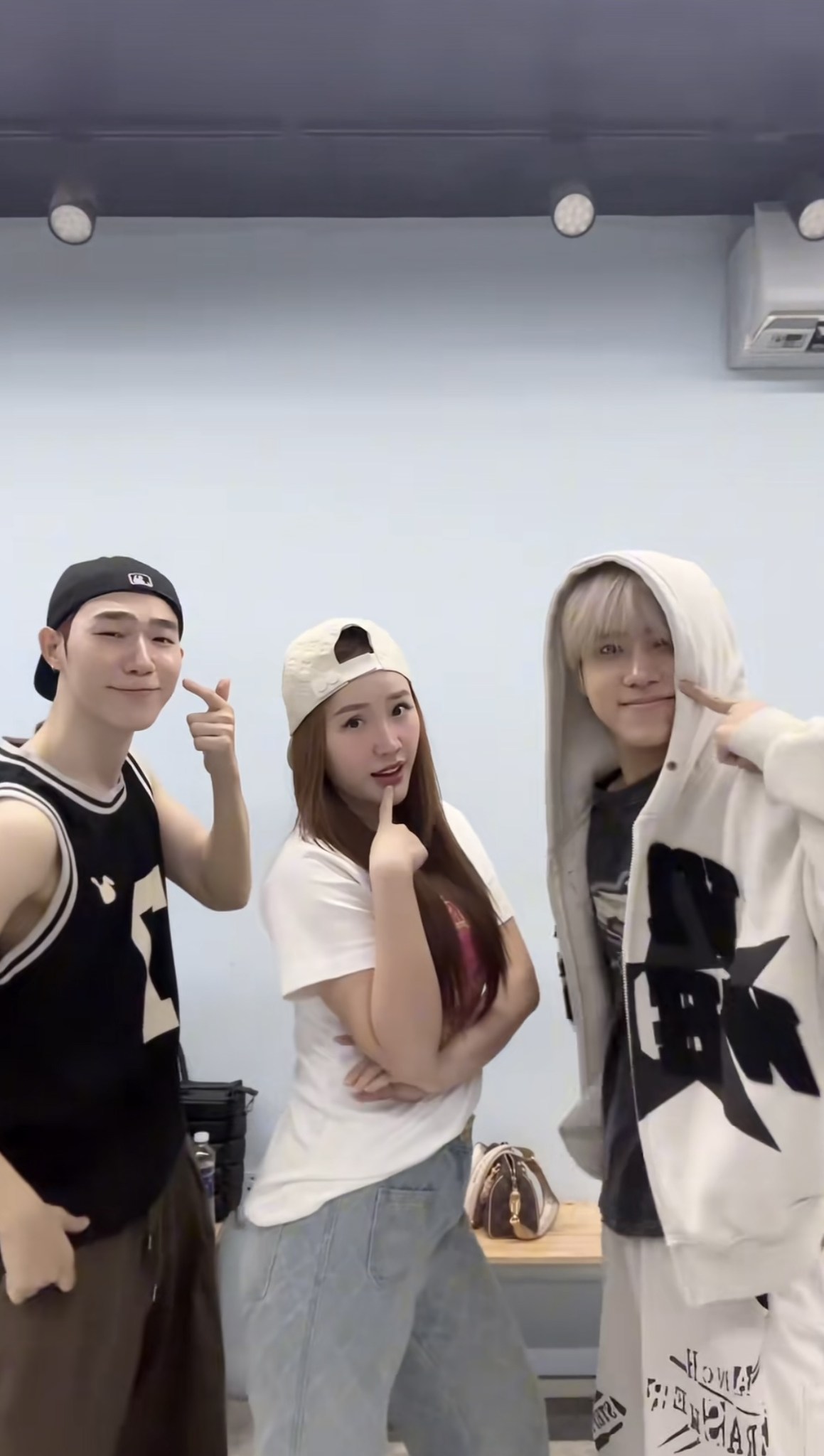 Phương pháp thẩm mỹ giúp Bảo Thy trẻ mãi không già: Đứng cạnh "anh trai" kém 20 tuổi chính là minh chứng, fan sốc không chớp mắt- Ảnh 1.