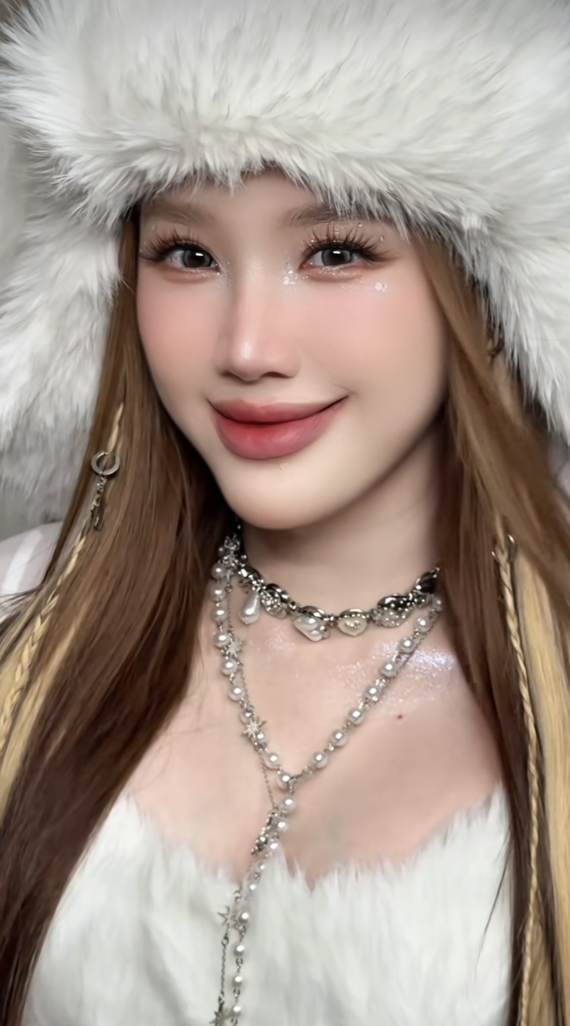 Phương pháp thẩm mỹ giúp Bảo Thy trẻ mãi không già: Đứng cạnh "anh trai" kém 20 tuổi chính là minh chứng, fan sốc không chớp mắt- Ảnh 5.