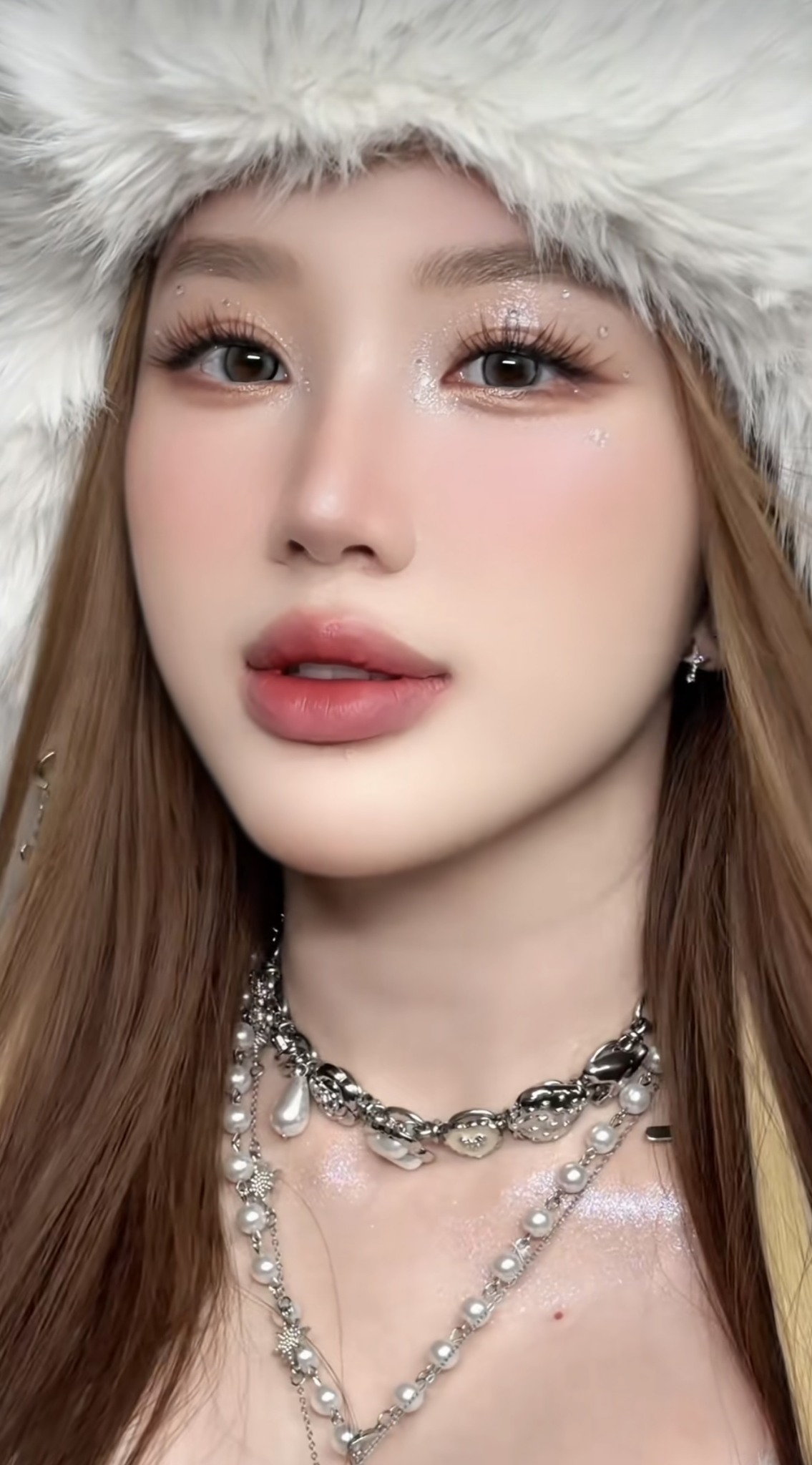 Phương pháp thẩm mỹ giúp Bảo Thy trẻ mãi không già: Đứng cạnh "anh trai" kém 20 tuổi chính là minh chứng, fan sốc không chớp mắt- Ảnh 4.