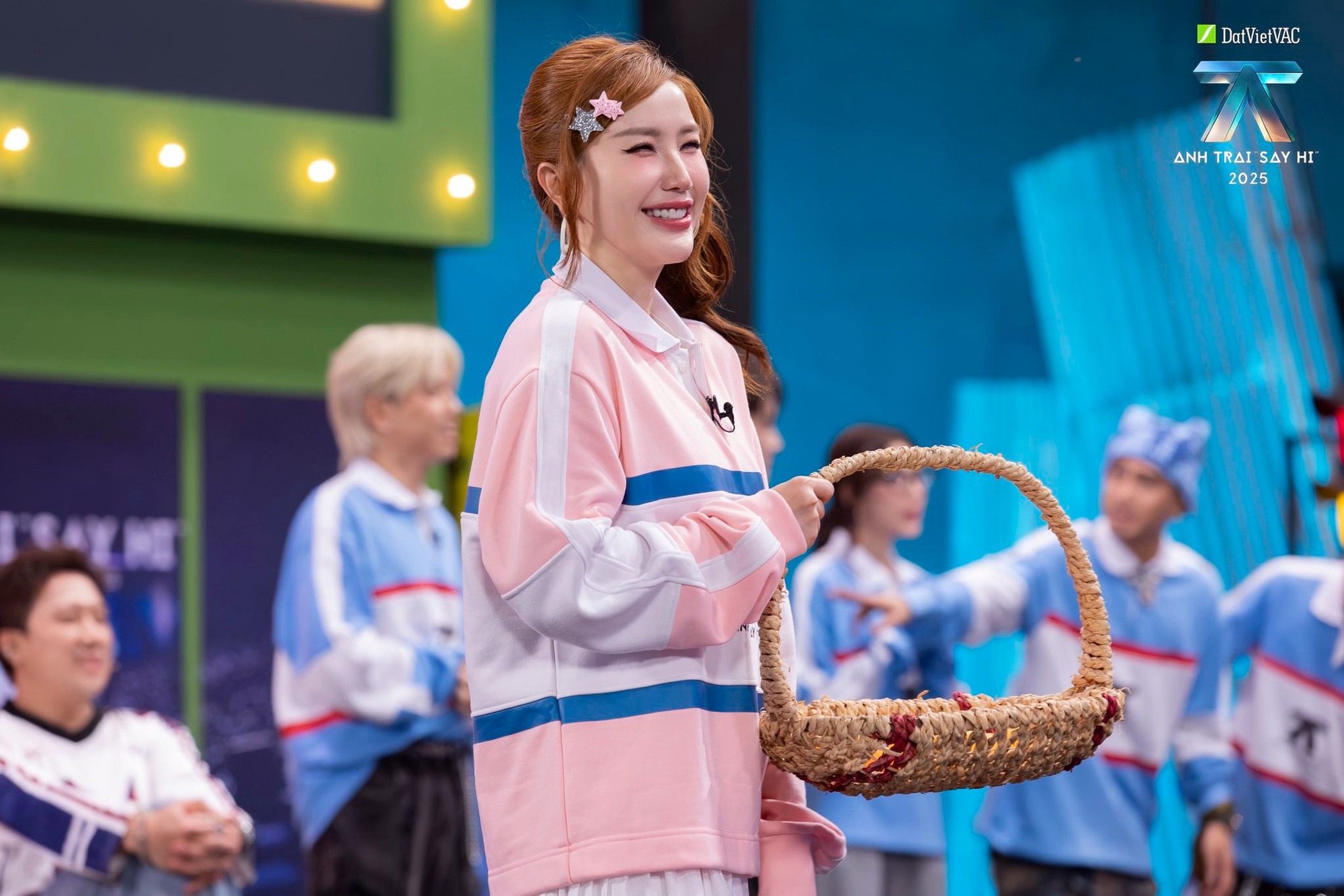 Phương pháp thẩm mỹ giúp Bảo Thy trẻ mãi không già: Đứng cạnh "anh trai" kém 20 tuổi chính là minh chứng, fan sốc không chớp mắt- Ảnh 7.