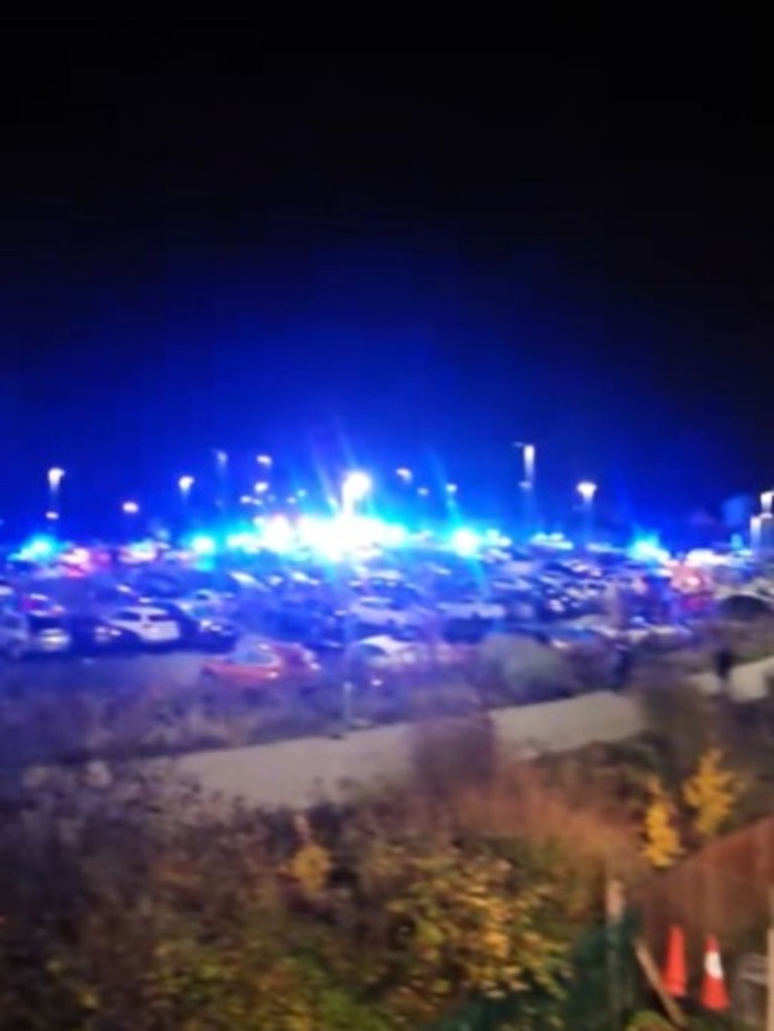 Đâm dao như “phim kinh dị” trên tàu hỏa Anh, nhiều người giẫm đạp nhau bỏ chạy- Ảnh 2.