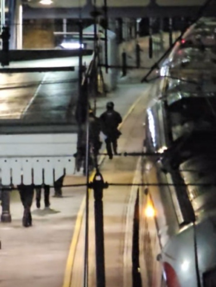 Đâm dao như “phim kinh dị” trên tàu hỏa Anh, nhiều người giẫm đạp nhau bỏ chạy- Ảnh 3.