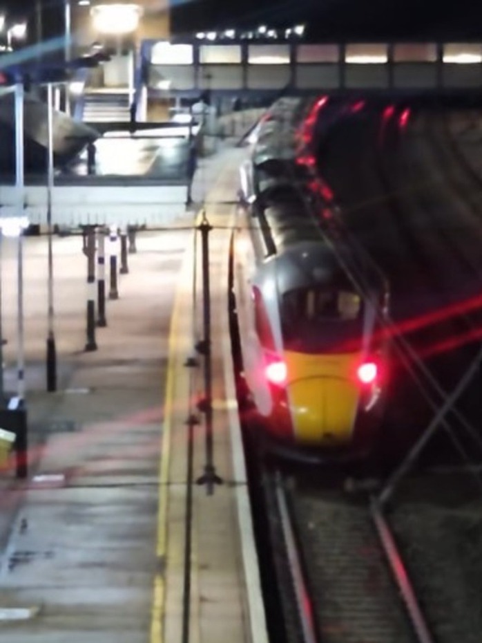 Đâm dao như “phim kinh dị” trên tàu hỏa Anh, nhiều người giẫm đạp nhau bỏ chạy- Ảnh 4.