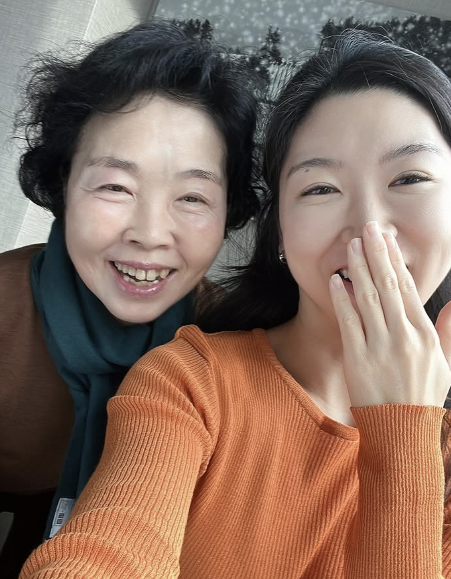 Mê mẩn làn da tuổi U70 của mẹ tôi: Bí quyết được cất trong tủ lạnh, sáng nào bà cũng mang ra dùng- Ảnh 2. Mê mẩn làn da tuổi U70 của mẹ tôi: Bí quyết được cất trong tủ lạnh, sáng nào bà cũng mang ra dùng- Ảnh 2.