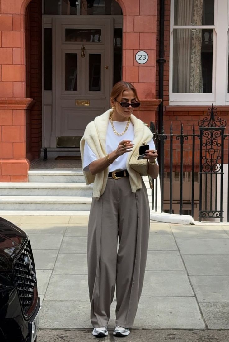 3 dáng quần vải khiến phụ nữ U40 trông cao và sang hơn- Ảnh 2.