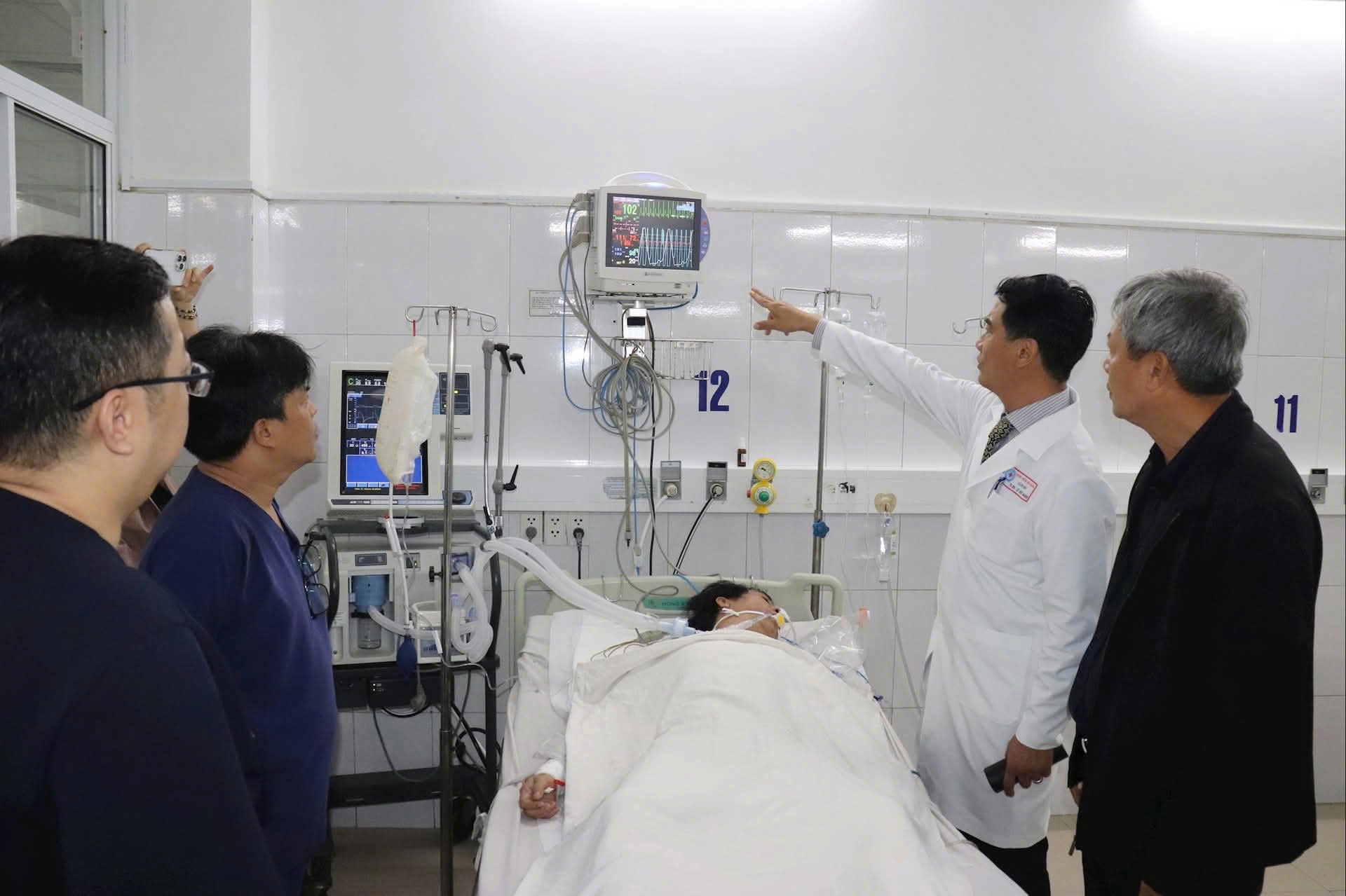 Vụ 8 người trong gia đình ở Đà Nẵng ngạt khí: Bệnh viện dốc sức điều trị 4 nạn nhân còn lại- Ảnh 1.