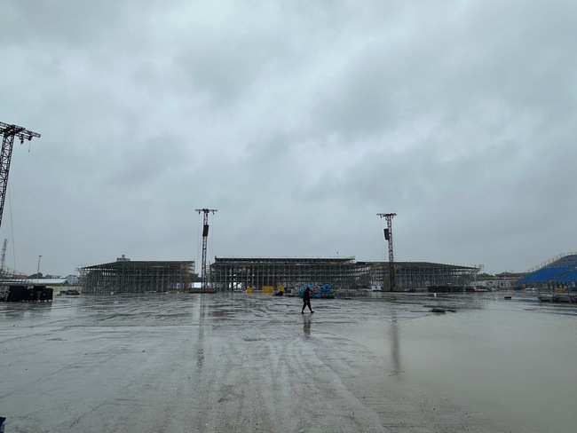 Còn 1 tuần đến concert G-Dragon ở Hà Nội: Sân khấu sắp thành hình, âm thanh ánh sáng được lắp đặt hoành tráng!- Ảnh 1.