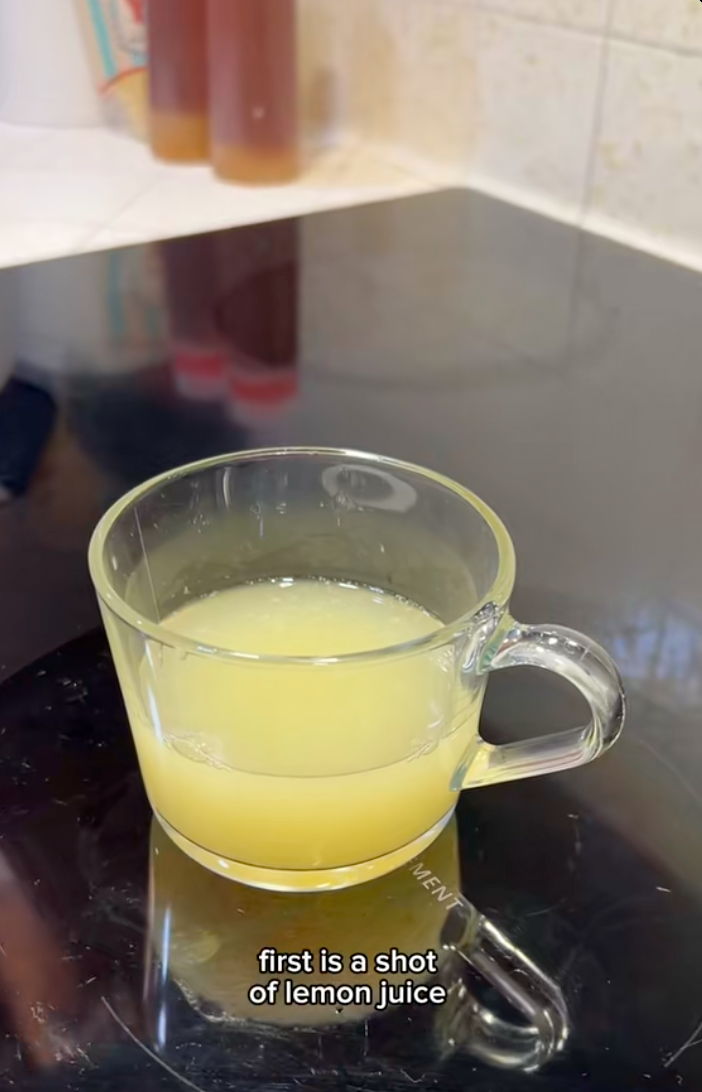 Mê mẩn làn da tuổi U70 của mẹ tôi: Bí quyết được cất trong tủ lạnh, sáng nào bà cũng mang ra dùng- Ảnh 8. Mê mẩn làn da tuổi U70 của mẹ tôi: Bí quyết được cất trong tủ lạnh, sáng nào bà cũng mang ra dùng- Ảnh 8.