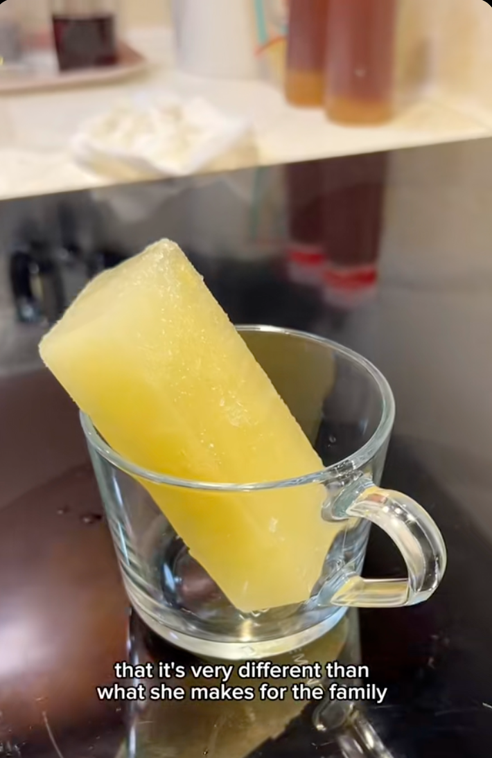 Mê mẩn làn da tuổi U70 của mẹ tôi: Bí quyết được cất trong tủ lạnh, sáng nào bà cũng mang ra dùng- Ảnh 7. Mê mẩn làn da tuổi U70 của mẹ tôi: Bí quyết được cất trong tủ lạnh, sáng nào bà cũng mang ra dùng- Ảnh 7.