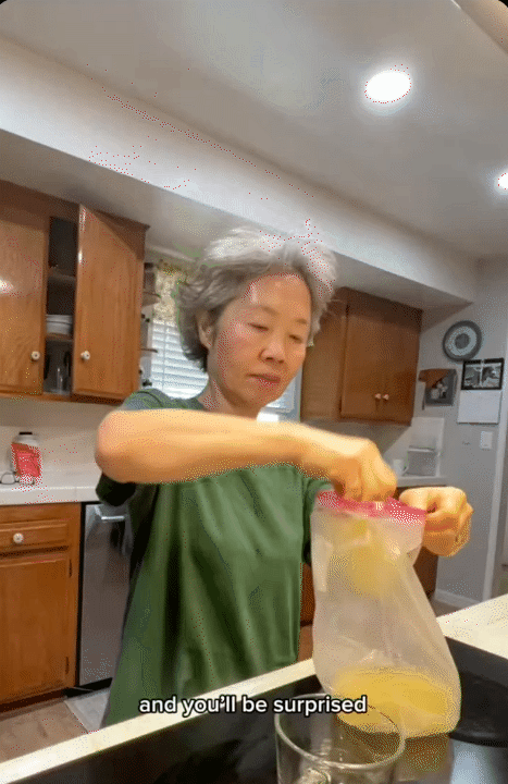 Mê mẩn làn da tuổi U70 của mẹ tôi: Bí quyết được cất trong tủ lạnh, sáng nào bà cũng mang ra dùng- Ảnh 5. Mê mẩn làn da tuổi U70 của mẹ tôi: Bí quyết được cất trong tủ lạnh, sáng nào bà cũng mang ra dùng- Ảnh 5.