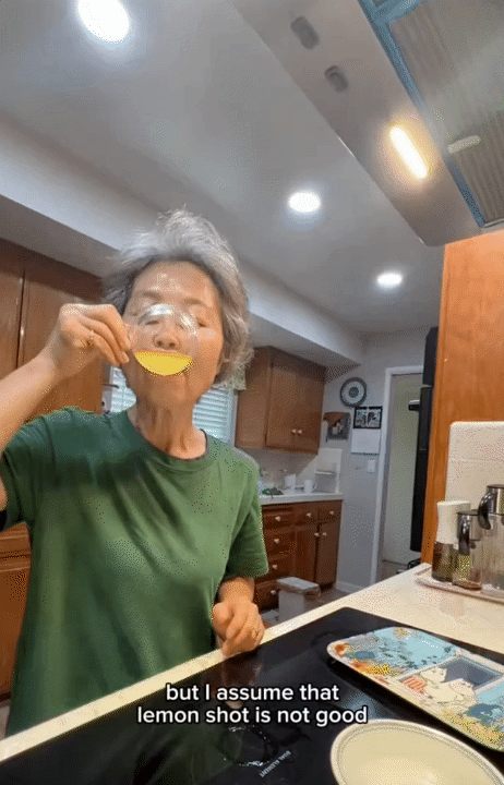 Mê mẩn làn da tuổi U70 của mẹ tôi: Bí quyết được cất trong tủ lạnh, sáng nào bà cũng mang ra dùng- Ảnh 10. Mê mẩn làn da tuổi U70 của mẹ tôi: Bí quyết được cất trong tủ lạnh, sáng nào bà cũng mang ra dùng- Ảnh 10.