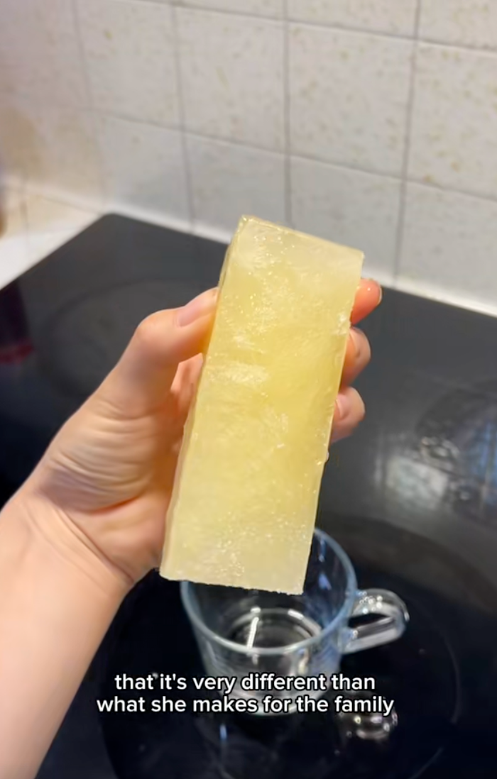 Mê mẩn làn da tuổi U70 của mẹ tôi: Bí quyết được cất trong tủ lạnh, sáng nào bà cũng mang ra dùng- Ảnh 6. Mê mẩn làn da tuổi U70 của mẹ tôi: Bí quyết được cất trong tủ lạnh, sáng nào bà cũng mang ra dùng- Ảnh 6.