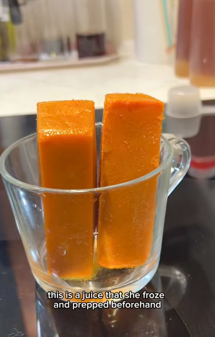 Mê mẩn làn da tuổi U70 của mẹ tôi: Bí quyết được cất trong tủ lạnh, sáng nào bà cũng mang ra dùng- Ảnh 12. Mê mẩn làn da tuổi U70 của mẹ tôi: Bí quyết được cất trong tủ lạnh, sáng nào bà cũng mang ra dùng- Ảnh 12.