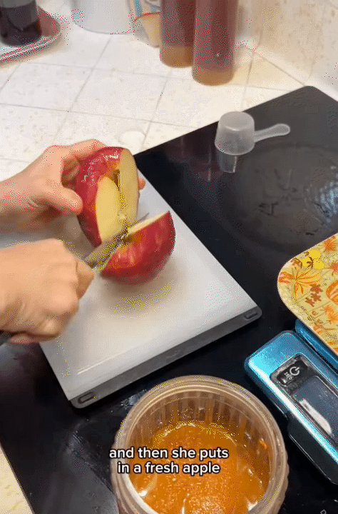 Mê mẩn làn da tuổi U70 của mẹ tôi: Bí quyết được cất trong tủ lạnh, sáng nào bà cũng mang ra dùng- Ảnh 13. Mê mẩn làn da tuổi U70 của mẹ tôi: Bí quyết được cất trong tủ lạnh, sáng nào bà cũng mang ra dùng- Ảnh 13.