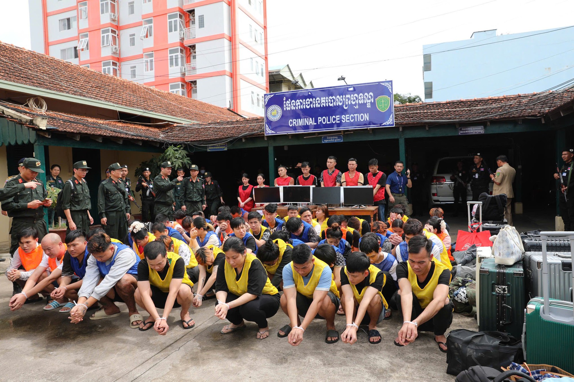 Hình ảnh bắt 66 đối tượng trong tổ chức lừa đảo tại Campuchia do “bà trùm” người Việt cầm đầu- Ảnh 3. Hình ảnh bắt 66 đối tượng trong tổ chức lừa đảo tại Campuchia do “bà trùm” người Việt cầm đầu- Ảnh 3.