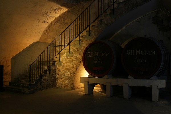 Bé gái 13 tuổi mất tích được tìm thấy trong chiếc hộp phủ vải ở tầng hầm một ngôi nhà- Ảnh 1.