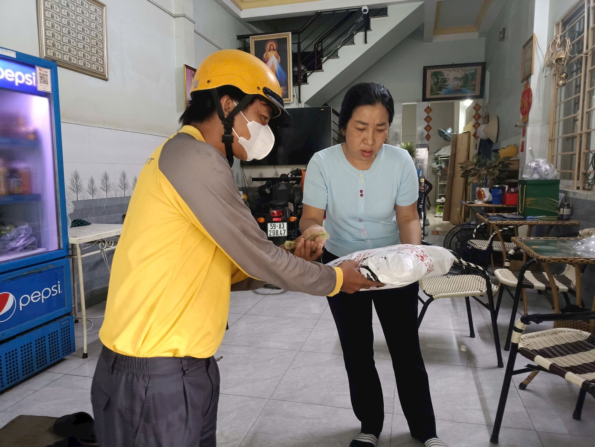 Sau khi được y&ecirc;u cầu chuyển khoản 41K cho shipper, t&agrave;i khoản của vị kh&aacute;ch ở TP.HCM bị trừ 100 triệu đồng: C&ocirc;ng ty chuyển ph&aacute;t nhanh lập tức mời l&ecirc;n l&agrave;m việc- Ảnh 1.