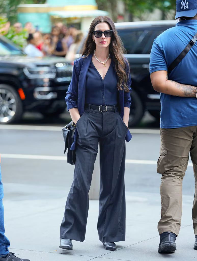 Đẳng cấp thời trang mùa đông của Anne Hathaway: Lên đồ sang trọng với toàn những item cơ bản nhất- Ảnh 7.