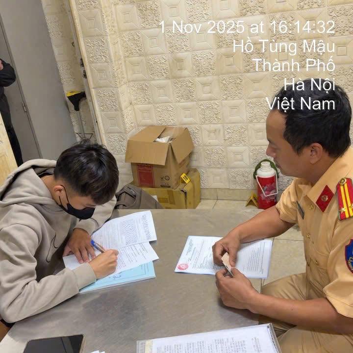 Từ ảnh chụp trên Facebook, CSGT xử phạt tài xế xe công nghệ sinh năm 2006- Ảnh 1. Từ ảnh chụp trên Facebook, CSGT xử phạt tài xế xe công nghệ sinh năm 2006- Ảnh 1.