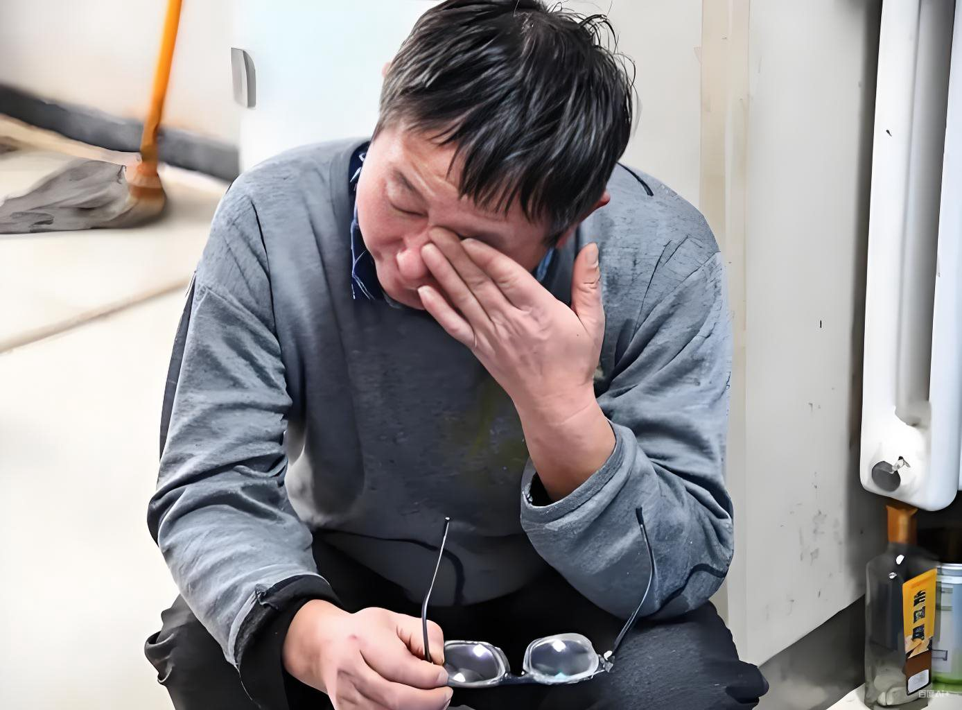 Lương tháng hơn 15 triệu nhưng công ty chuyển 2 tỷ đồng và ghi rõ là thưởng, sau đó tài khoản bị phong tỏa, người đàn ông bị kiện- Ảnh 1.