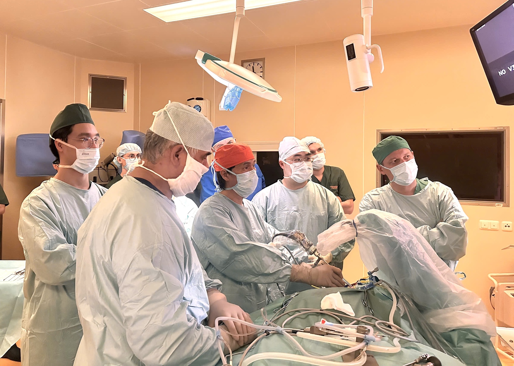 PGS Việt 2 lần được Nga mời mổ thị phạm: Tự mày mò làm chủ kỹ thuật mổ "đi du lịch trong não người"- Ảnh 2.