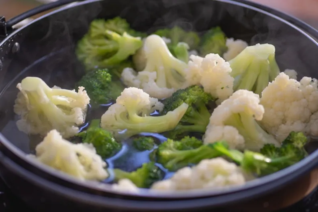 Cô gái 25 tuổi hoại tử tuyến tụy vì ăn rau luộc theo cách này- Ảnh 1.