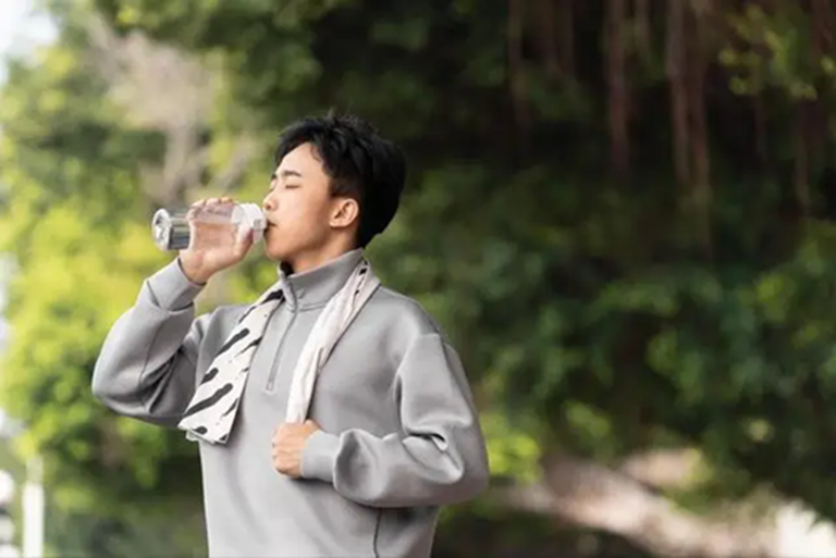 Đi tiểu thường xuyên sau khi uống nước là thận khỏe?- Ảnh 1.