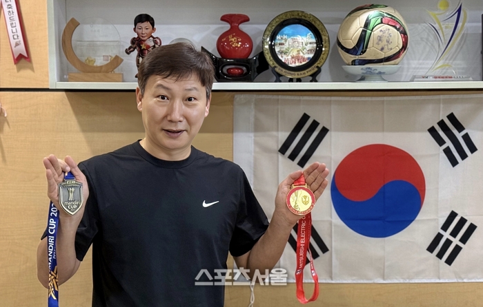 HLV Kim Sang-sik: “Nhận việc ở tuyển Việt Nam, tôi chỉ sợ làm HLV Park Hang-seo mang tiếng”- Ảnh 2.