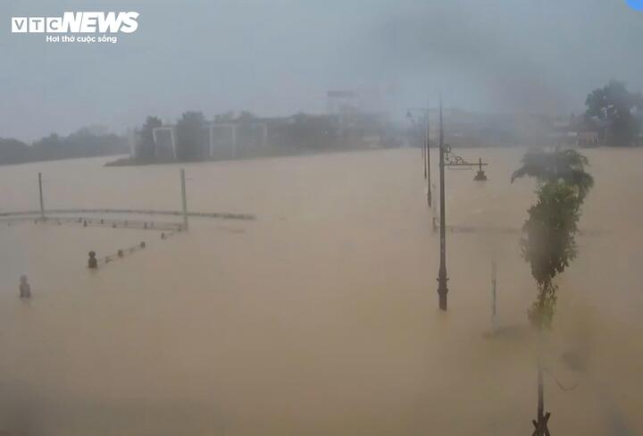 Mưa lũ diễn biến phức tạp, TP Huế tiếp tục cho học sinh nghỉ học- Ảnh 1.