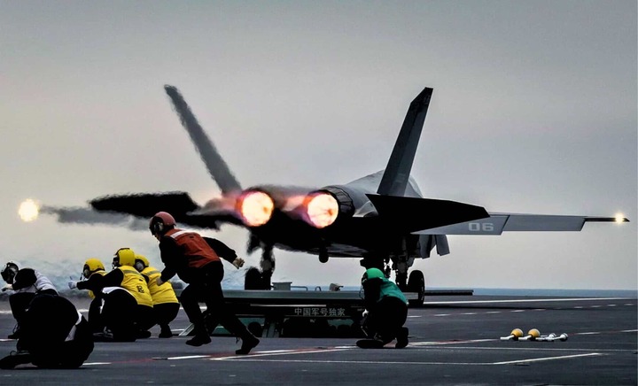 Trung Quốc âm thầm dựng 'siêu tàu sân bay hạt nhân' lớn nhất thế giới- Ảnh 3.