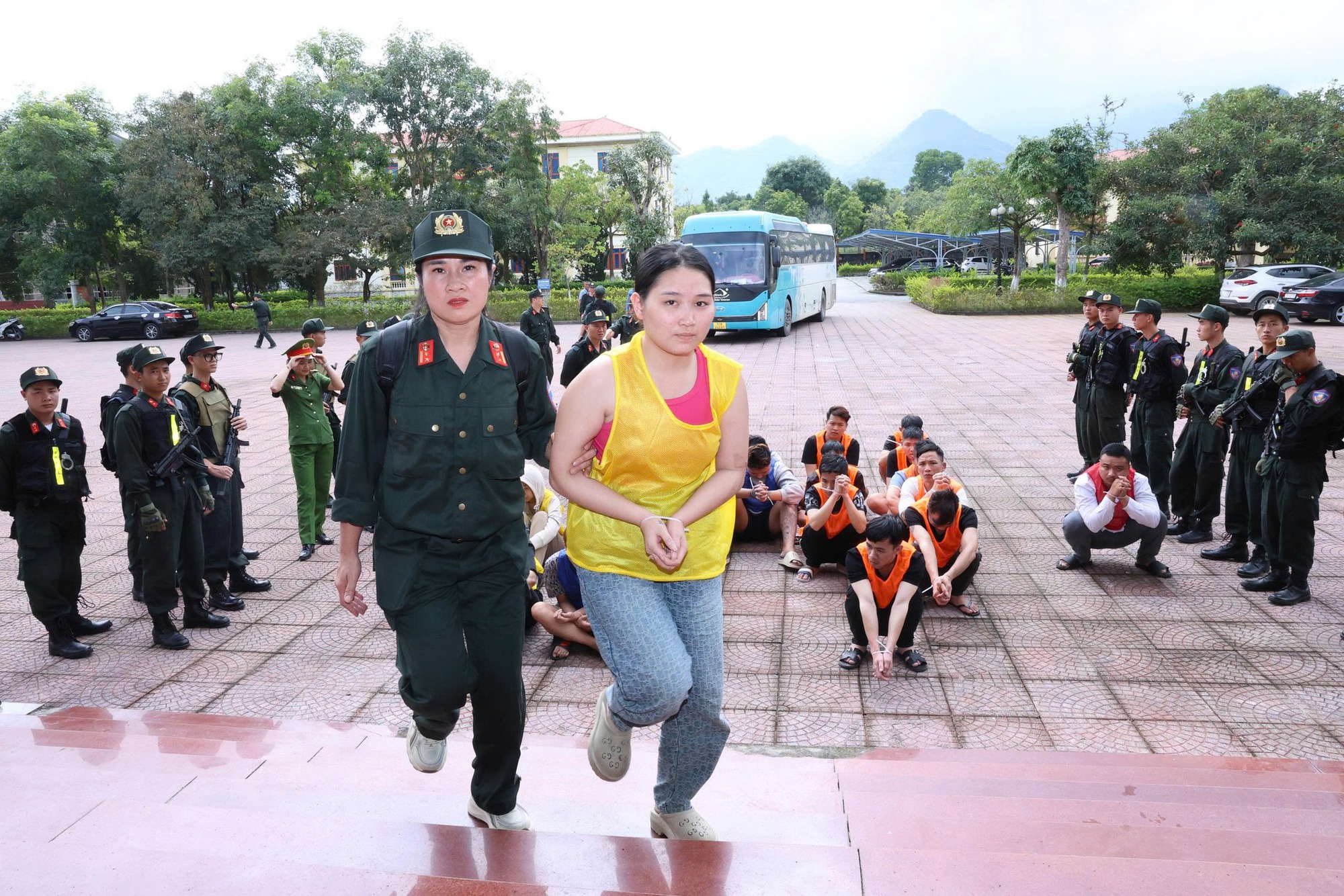 Hình ảnh bắt 66 đối tượng trong tổ chức lừa đảo tại Campuchia do “bà trùm” người Việt cầm đầu- Ảnh 9. Hình ảnh bắt 66 đối tượng trong tổ chức lừa đảo tại Campuchia do “bà trùm” người Việt cầm đầu- Ảnh 9.