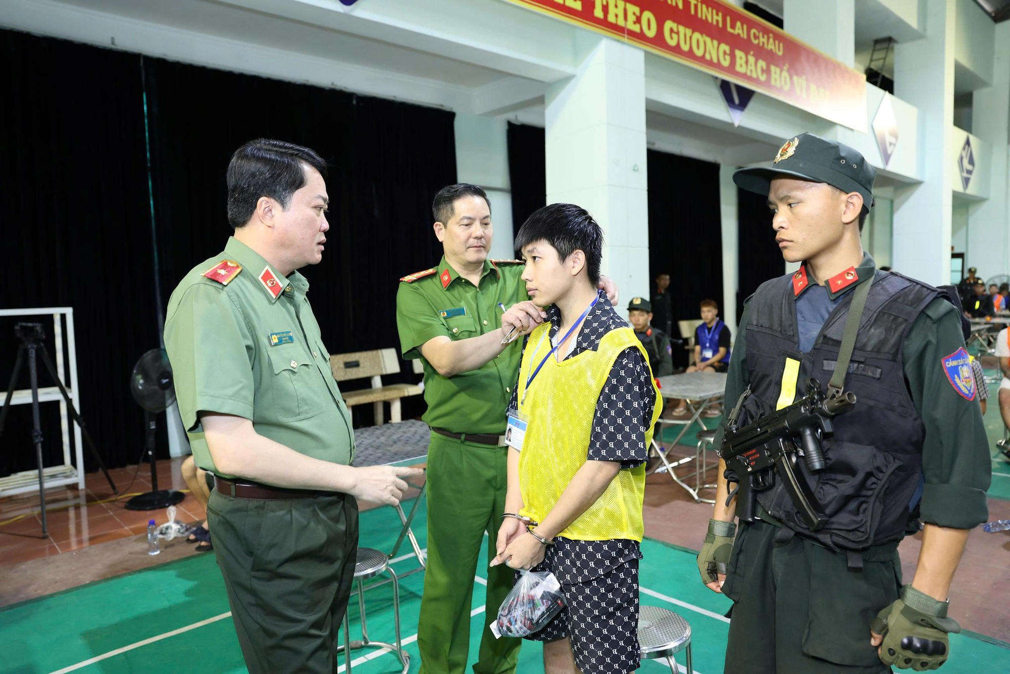 Hình ảnh bắt 66 đối tượng trong tổ chức lừa đảo tại Campuchia do “bà trùm” người Việt cầm đầu- Ảnh 10. Hình ảnh bắt 66 đối tượng trong tổ chức lừa đảo tại Campuchia do “bà trùm” người Việt cầm đầu- Ảnh 10.