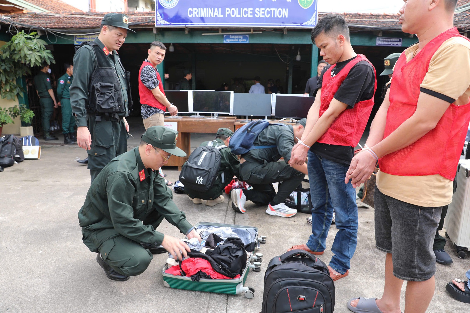 Hình ảnh bắt 66 đối tượng trong tổ chức lừa đảo tại Campuchia do “bà trùm” người Việt cầm đầu- Ảnh 1. Hình ảnh bắt 66 đối tượng trong tổ chức lừa đảo tại Campuchia do “bà trùm” người Việt cầm đầu- Ảnh 1.