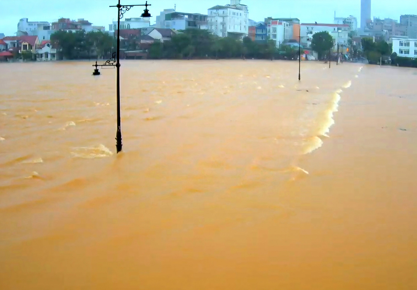 Lũ xấp xỉ báo động 3, nhiều vùng thấp trũng ở Huế tái ngập- Ảnh 1.