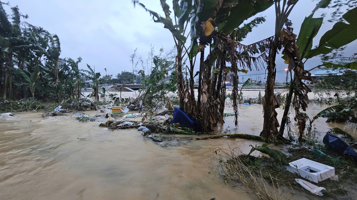 Lũ xấp xỉ báo động 3, nhiều vùng thấp trũng ở Huế tái ngập- Ảnh 4.