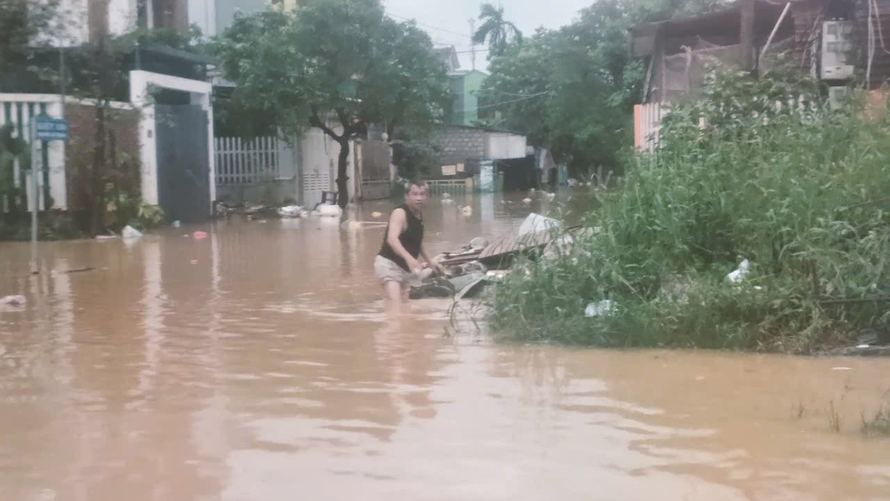 Lũ xấp xỉ báo động 3, nhiều vùng thấp trũng ở Huế tái ngập- Ảnh 2.