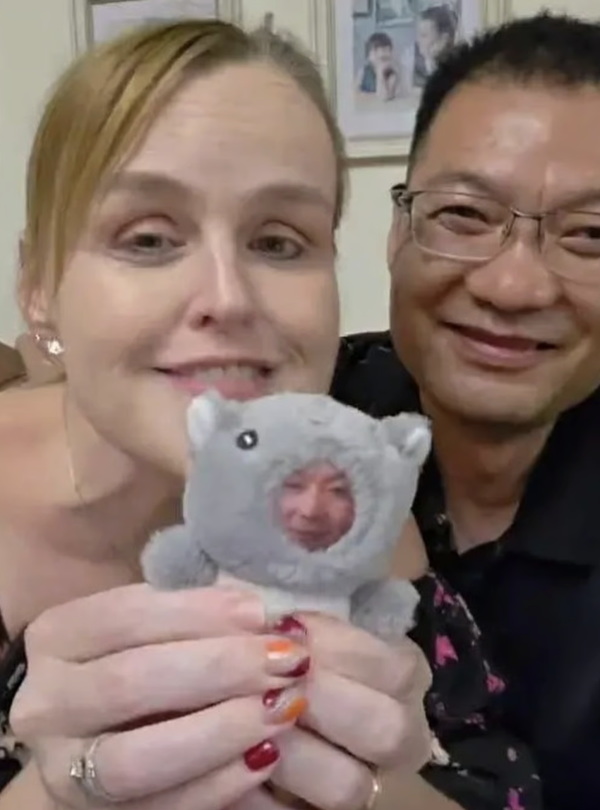 Ngủ chung với gia súc thuở nhỏ, mù một mắt năm 15 tuổi: Anh nông dân Trung Quốc chinh phục trái tim nữ tiến sĩ Mỹ, sống bên nhau 20 năm như phim- Ảnh 3.