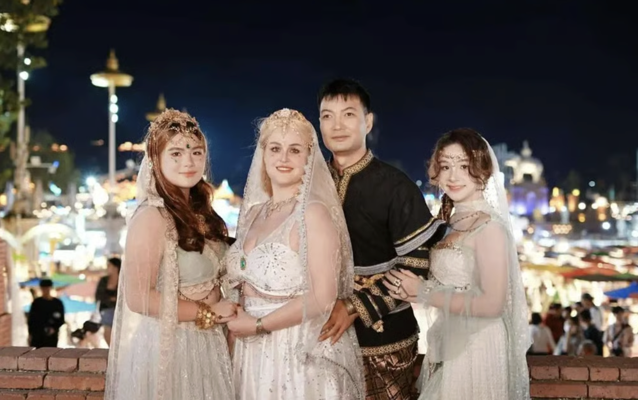 Ngủ chung với gia súc thuở nhỏ, mù một mắt năm 15 tuổi: Anh nông dân Trung Quốc chinh phục trái tim nữ tiến sĩ Mỹ, sống bên nhau 20 năm như phim- Ảnh 4.