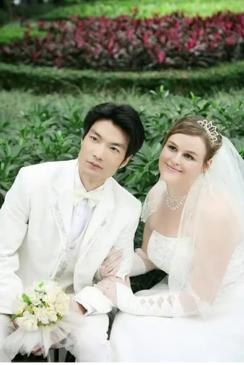 Ngủ chung với gia súc thuở nhỏ, mù một mắt năm 15 tuổi: Anh nông dân Trung Quốc chinh phục trái tim nữ tiến sĩ Mỹ, sống bên nhau 20 năm như phim- Ảnh 1.