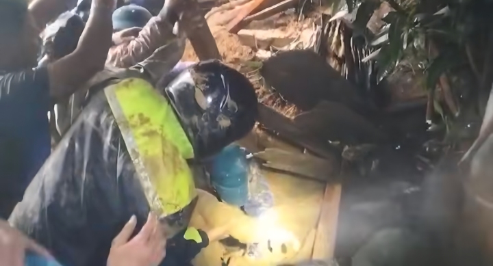 Sạt lở vùi lấp 6 căn nhà, công an giải cứu người đàn ông trong đống bùn lầy- Ảnh 1.