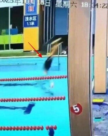 Bố và con gái cùng đến bể bơi, 1 lúc sau thì chuyện không ngờ xảy ra, camera tiết lộ cảnh tượng đáng sợ- Ảnh 1.