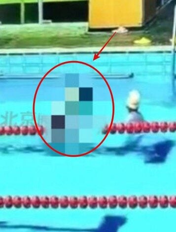 Bố và con gái cùng đến bể bơi, 1 lúc sau thì chuyện không ngờ xảy ra, camera tiết lộ cảnh tượng đáng sợ- Ảnh 2.