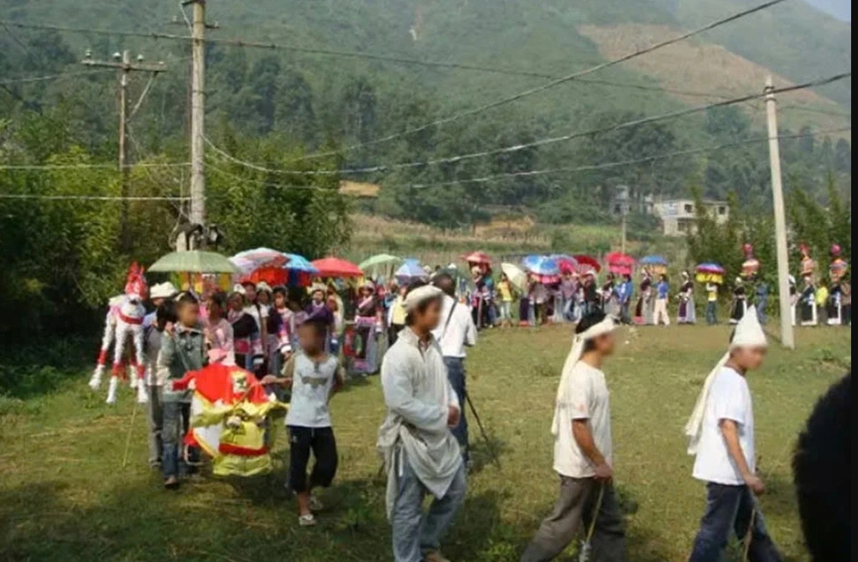 Nơi con cháu phải cười đùa, chơi trò chơi trong đám tang của người thân mới là có hiếu- Ảnh 1.