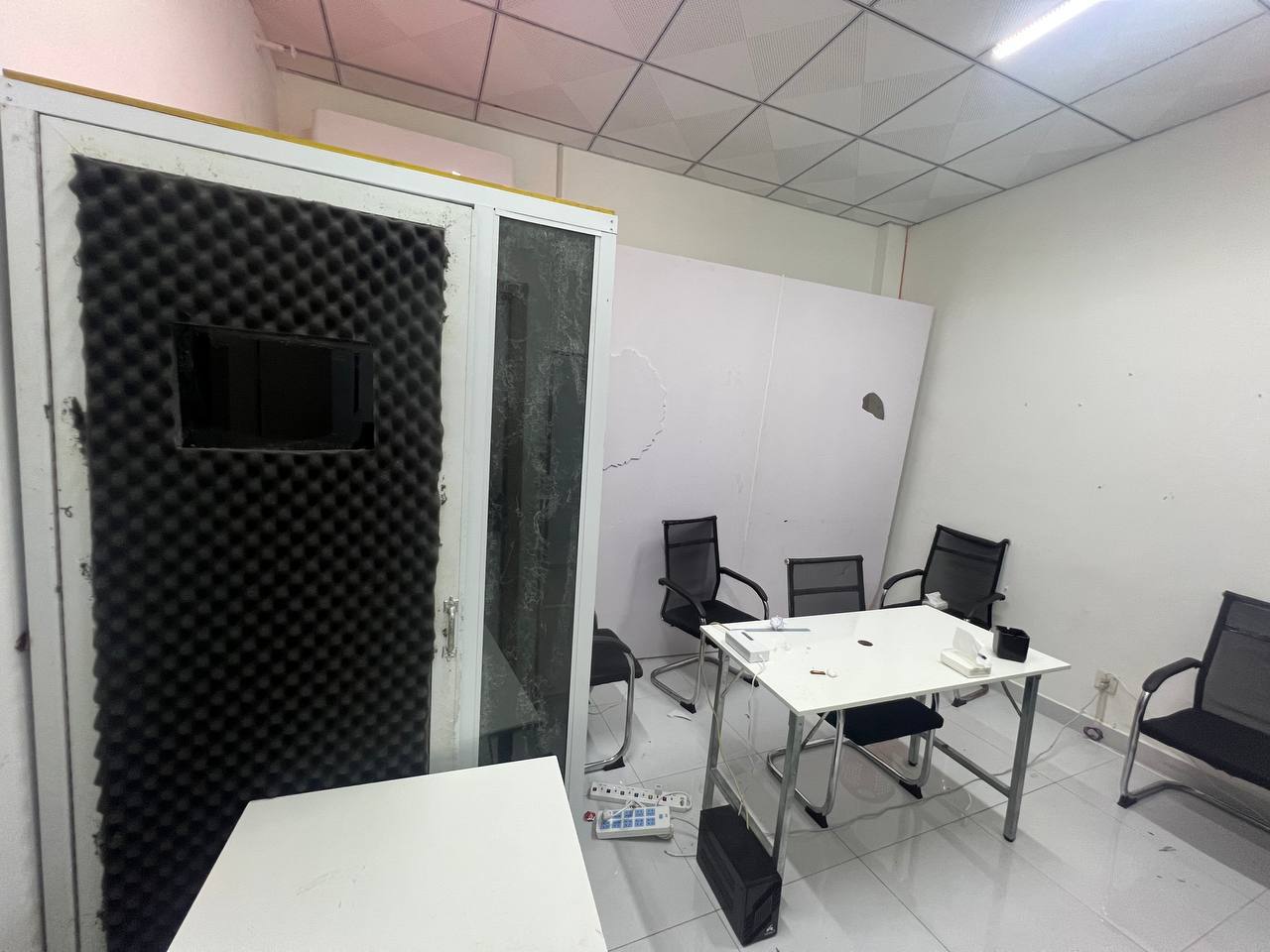 24 buồng gọi, 19 hộ chiếu, 20 điện thoại và phông nền FBI: Đột kích bên trong hang ổ lừa đảo xuyên quốc gia tại Campuchia- Ảnh 6. 24 buồng gọi, 19 hộ chiếu, 20 điện thoại và phông nền FBI: Đột kích bên trong hang ổ lừa đảo xuyên quốc gia tại Campuchia- Ảnh 6.